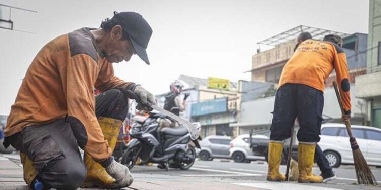 Ribuan Warga Jabar Beralih Jadi Penyapu Jalan, Digaji Rata-rata Rp3,3 Juta per Bulan