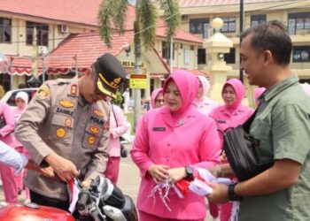 Polres Bungo Bagikan 200 Bendera Merah Putih