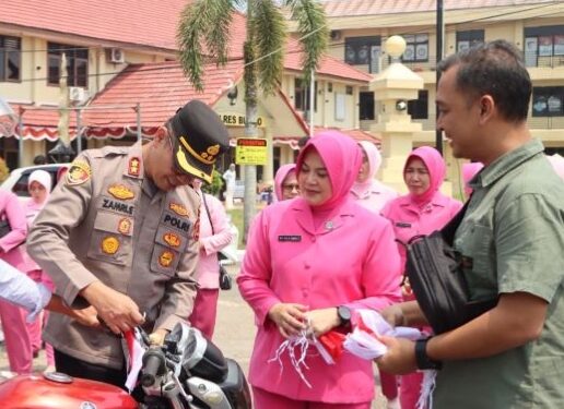 Polres Bungo Bagikan 200 Bendera Merah Putih
