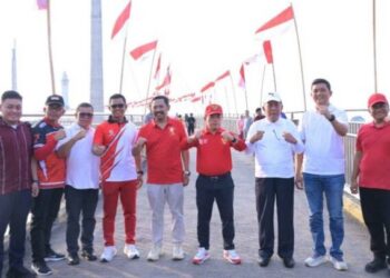 Ribuan Bendera Merah Putih Berkibar di Jembatan Gentala Arasy