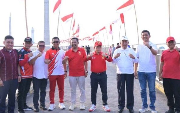 Ribuan Bendera Merah Putih Berkibar di Jembatan Gentala Arasy