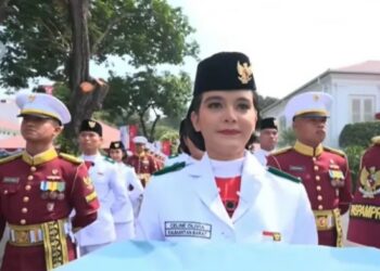 Putri Asal Kalimantan Barat Ini Dipercaya Membawa Baki Bendera