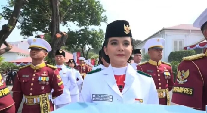 Putri Asal Kalimantan Barat Ini Dipercaya Membawa Baki Bendera