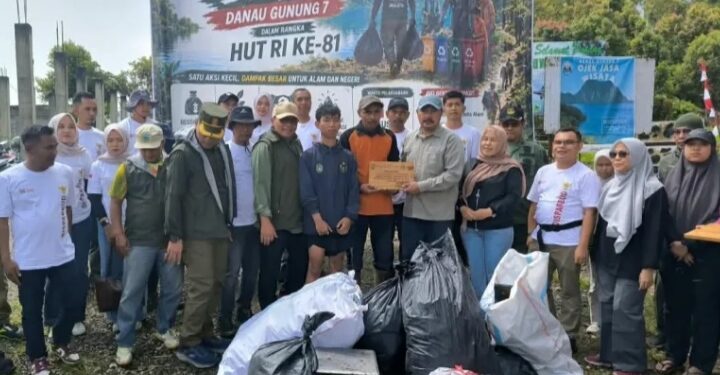 Aksi Pembersihan Sampah Jalur Pendakian Gunung Tujuh
