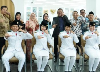 Kemenag Beri Penghargaan kepada Empat Siswa Madrasah dan Santri yang Jadi Paskibraka Nasional 2026
