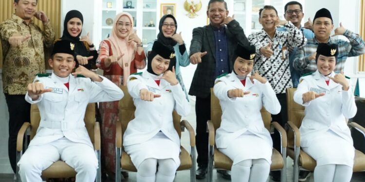 Kemenag Beri Penghargaan kepada Empat Siswa Madrasah dan Santri yang Jadi Paskibraka Nasional 2026