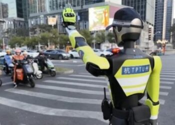Robot Turun ke Jalan Atur Lalu Lintas