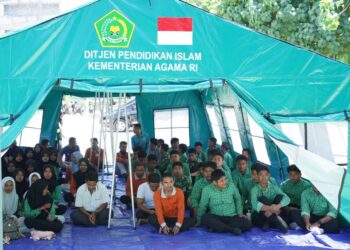 Kemenag Salurkan 1.000 School Kit dan 16 Ruang Belajar Sementara untuk Madrasah Terdampak Gempa NTT