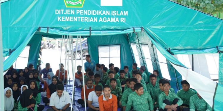 Kemenag Salurkan 1.000 School Kit dan 16 Ruang Belajar Sementara untuk Madrasah Terdampak Gempa NTT