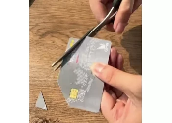 Nasabah Bank Mandiri Ramai-Ramai Gunting Kartu ATM