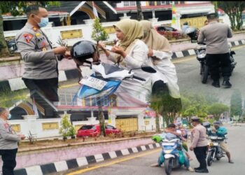 Polsek Sungai Penuh Bagikan Ratusan Masker