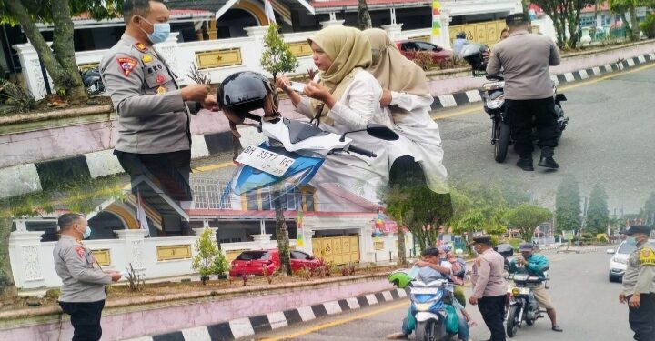 Polsek Sungai Penuh Bagikan Ratusan Masker