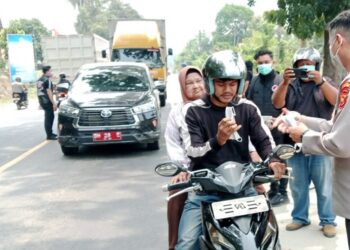 Polres Muaro Jambi Turun ke Jalan Bagikan Masker