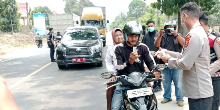 Polres Muaro Jambi Turun ke Jalan Bagikan Masker