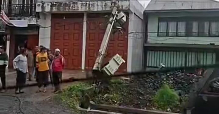 Angin Puting Beliung Terjang Desa Tangkil