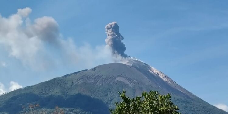 Gunung Ili Lewotolok Kembali Erupsi