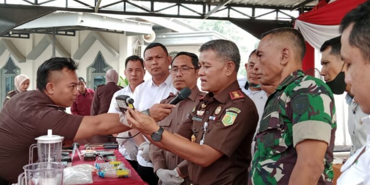 Kejari Muaro Jambi Musnahkan Barang Bukti