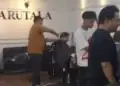 Warga Beramai-ramai Cukur Rambut 