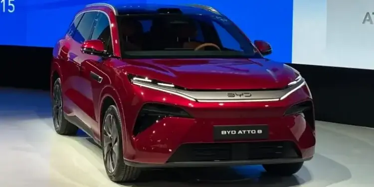 BYD Atto 8 Debut di Paris Motor Show 2026