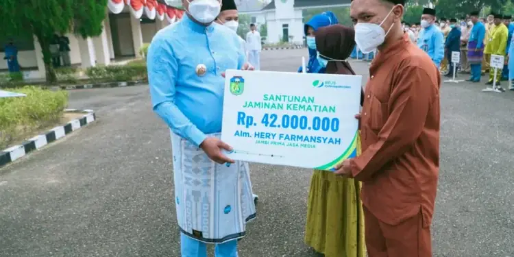 Bupati Serahkan Santunan BPJS untuk Almarhum Pemred Jambiprima.com