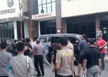 Kelompok SAD Datangi Polres Merangin Bawa Senjata
