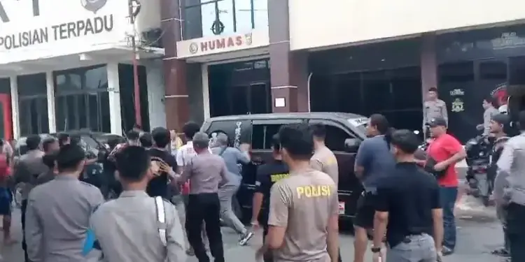 Kelompok SAD Datangi Polres Merangin Bawa Senjata