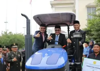 Wako Alfin Serahkan Bantuan Traktor dan Bibit Kopi