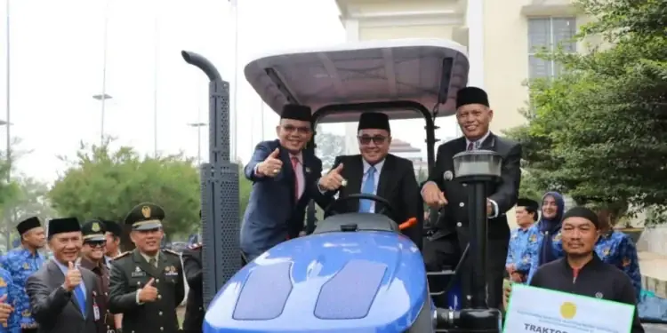 Wako Alfin Serahkan Bantuan Traktor dan Bibit Kopi