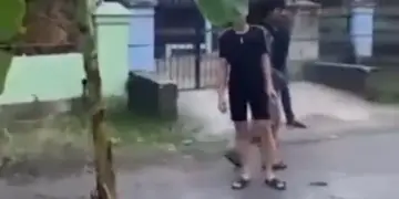 Warga Lubuk Suli Tanam Pisang di Tengah Jalan