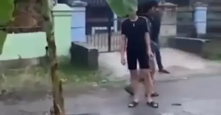 Warga Lubuk Suli Tanam Pisang di Tengah Jalan