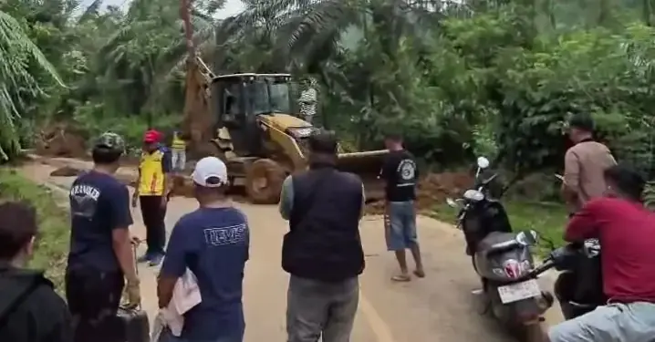 Jalan Sungai Penuh Penuh-Tapan Tertimbun Longsor Sudah Bisa Lewati