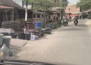 Dampak Air PDAM Tak Mengalir, Ratusan Ember Mengantri Menunggu Mobil Distribusikan Air