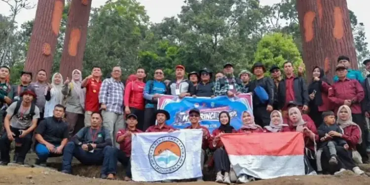 Bupati Bersama 28 Pemuda Tangguh Akan Taklukkan Gunung Kerinci