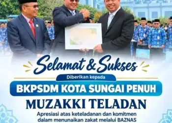 Wako Alfin Serahkan Penghargaan Muzakki Teladan kepada BKPSDM Sungai Penuh