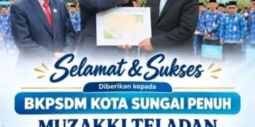 Wako Alfin Serahkan Penghargaan Muzakki Teladan kepada BKPSDM Sungai Penuh