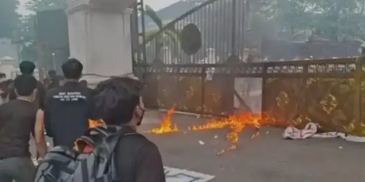 Demo Anarko di Kantor Gubernur Jambi Berujung Perusakan Fasilitas Negara