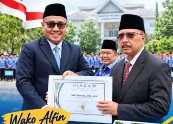 Wako Alfin Serahkan Piagam Penghargaan pada ASN Sungai Penuh Purna Tugas
