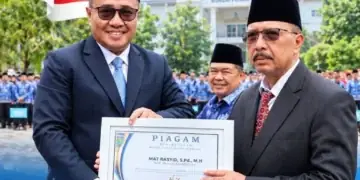 Wako Alfin Serahkan Piagam Penghargaan pada ASN Sungai Penuh Purna Tugas