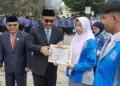 Wako Alfin Serahkan Penghargaan kepada Pemuda kota Sungai Penuh "Juara"