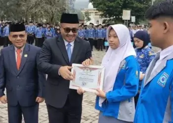 Wako Alfin Serahkan Penghargaan kepada Pemuda kota Sungai Penuh "Juara"