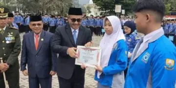 Wako Alfin Serahkan Penghargaan kepada Pemuda kota Sungai Penuh "Juara"